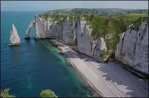 Quelle mer borde ces falaises calcaires, surprenantes par leur verticalité.