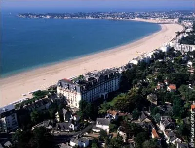 Le sable blanc et fin de cette plage de neuf kilomètres, subit les marées de...