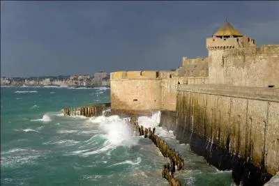En faisant le tour des remparts, promenade surnommée le "tour des murs", de cette cité corsaire, vous avez vue sur...