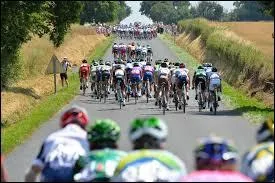 En cyclisme, quelle tactique consiste à décrocher un groupe de coureurs en accélérant tout en profitant d'un vent latéral ?