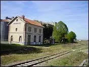 Voici l'ancienne gare de Villiers-Saint-Georges. Commune Seine-et-Marnaise, elle se situe en région ...