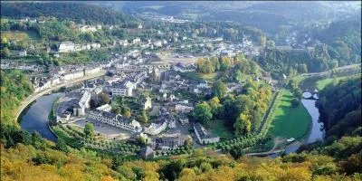 Quelle rivière arrose la ville de Bouillon ?