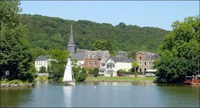 Quel est ce village situé sur les rives de la Meuse et qui doit sa renommée à sa production de fraises ?