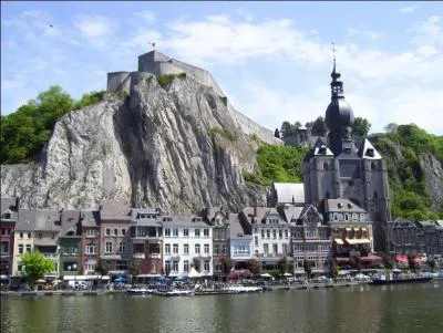 Restons en bord de Meuse. Vous aurez certainement reconnu, sur cette photo, la citadelle de :