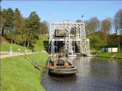 Quel est ce canal renommé pour son plan incliné et pour ses ascenseurs, sortes d'écluses géantes permettant aux bateaux de passer d'un niveau à l'autre ?
