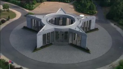 À proximité de quelle ville de la province de Luxembourg le mémorial du Mardasson se situe-t-il ?