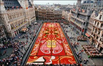 Commençons par un site vraiment incontournable pour tout touriste qui se respecte : la Grand-Place de Bruxelles. Comment dit-on "Grand-Place" en néerlandais ?