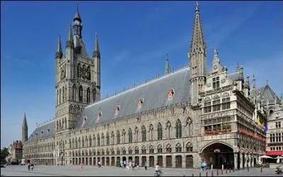 Voici la façade du musée "In Flanders Fields", à Ypres. À quoi ce musée est-il consacré ?
