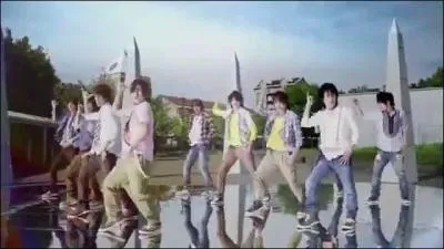 Et enfin, j'ai gardé la dernière question pour les fans les plus accros. Dans la chanson "Over", combien de fois le mot "Over" est-il prononcé ?