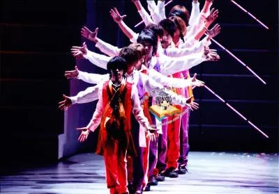 Lequel des membres a un jeune frère également engagé dans le domaine du divertissement ?