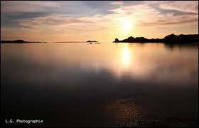 Sur l'image, il n'y a pas de vagues, c'est une mer ...