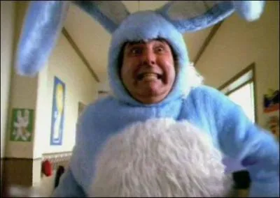 Dans une publicit&eacute; pour des bonbons rafra&icirc;chissants, devant quoi le gros lapin bleu se retrouve-t-il lors du deuxi&egrave;me effet Kiss Cool ?