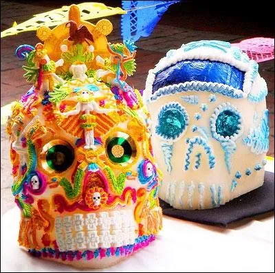 Pour 800 g de sucre, on utilisera 4 cuillères de poudre de meringue et 50 ml d'eau. Qu'ajoutera-t-on à cette dernière avant de la verser dans le récipient si on fait des calaveras en sucre coloré ?