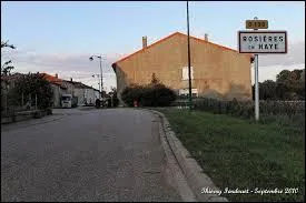 Nous sommes à Rosières-en-Haye. Commune de Lorraine, elle accueille sur son territoire la plus importante centrale photovoltaïque de France. Elle se situe dans le département ...