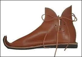 Comment s'appelaient ces chaussures du Moyen âge ?