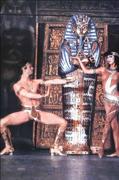 Célèbre revue en 1985 d'un grand cabaret parisien. Lequel ?