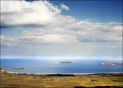Dans quelle mer se baigne l'île Saint-Yvan ?