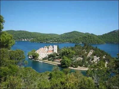 Dans quelle mer se trouve l'île de Mljet ?