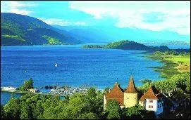 Quelles étendues d'eau entourent l'île de Seeland ?