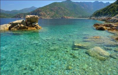Dans quelle mer baigne la Corse ?