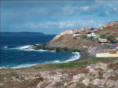 Sur quel océan peut-on accoster sur l'archipel de Saint-Pierre-et-Miquelon ?