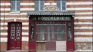 Qui, par son mode de vie et ses opinions, semble se rattacher à un lointain passé :