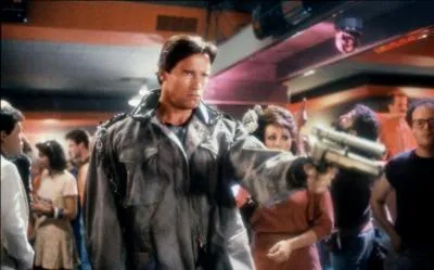 Comment s'appelle la boîte de nuit dans laquelle Sarah Connor appelle la police ?