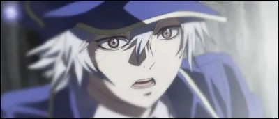 Dans "Tegami Bachi", ce Letter Bee perd son cur, et donc sa mémoire, et il devient ensuite Noir, un personnage plus sombre. 
Il s'agit de :