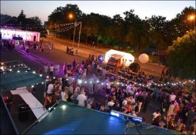 Dans quelle ville les pompiers ont-ils ressorti le traditionnel bal populaire du 14 juillet ?