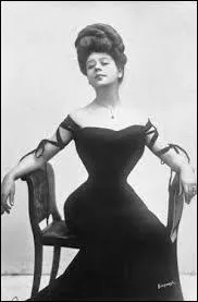 La morphologie de la dame sur l'image présente parfaitement la taille de...