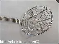 Quel autre nom porte cette écumoire à fritures ?