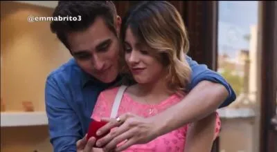 Que tient León dans sa main ?