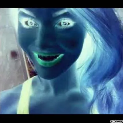 Cette YouTubeuse est Lea Camilleri.