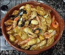 Le nom de ce plat veut tout dire : il assemble des aliments typiques de la côte tels que les crevettes, les moules, etc. avec d'autres typiques de l'intérieur des terres (lapin, porc...).