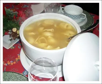 Pour Noël, il est d'usage de consommer un bouillon auquel on ajoute de grosses pâtes appelées « galets ». Comment s'appelle ce plat qu'on ne consomme pas forcément dans une écuelle  ?