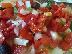 Voici une délicieuse salade de morue dessalée et déchirée en morceaux  :