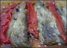 Poivrons rouges, aubergines et oignons sont cuits « al caliu » (braisés) puis assaisonnés. Et voilà une délicieuse  :