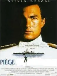 Sur les écrans en 1992, Steven Seagal menait la vie dure à des terroristes qui s'étaient emparés d'un navire de guerre en pleine mer. Ce long-métrage plein d'adrénaline s'intitule :