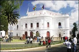 Sucre dispose d'un aéroport nommé "Juana Azurduy de Padilla".