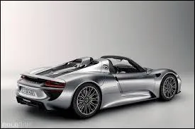 Quelle est la marque et le modèle de l'automobile sur l'image ?