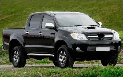 Quelle est la marque et le modèle de l'automobile sur l'image ?