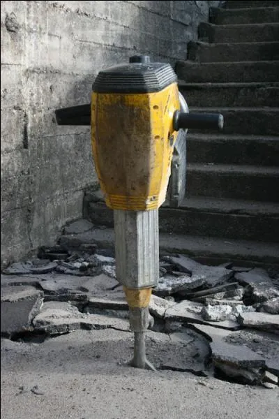  Le bruit et l'odeur, le bruit et l'odeur, le bruit du marteau-piqueur .Quel groupe s'est inspir� d'un discours de Jacques Chirac pour �crire la chanson  Le bruit et l'odeur  ?