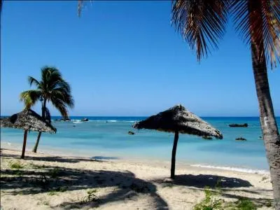 Cuba est situé entre la mer des Caraïbes et ...