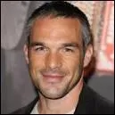 Comment se prnomme le commandant Rocher ?