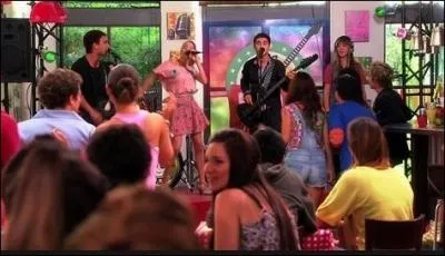 Avec quel groupe ou chanteur soliste Violetta a-t-elle chanté dans la saison 1 ?