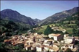 Voici une vue générale de Saint-Nazaire-le-Désert. Traversée par la Roanne, cette ville rhônalpine se situe dans le département ...