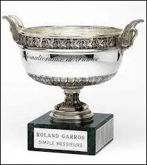 Qui a reçu cette belle coupe en 2015 ?