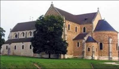 Le XIe siècle voit l'édification de la basilique Notre-Dame-de-Bonne-Garde, qui devient vite la première étape (en partant de Paris) des pèlerins vers Saint-Jacques-de-Compostelle. Dans quelle ville se situe cette dernière ?