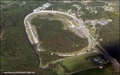 Autre site emblématique de mon département, un autodrome construit en 1924 et qui restera jusqu'aux années 1960 un lieu symbolique de la course automobile, du cyclisme et du motocyclisme. Situé à cheval sur les communes de Linas, Bruyère-le-Châtel et Ollainville, il est plus connu sous le nom de :