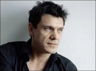 Mon nom est Marc Lavoine et je vois le jour le 06 août 1962, à Longjumeau. Auteur-compositeur-interprète et acteur, on me doit des tubes comme "Elle a les yeux revolvers", en 1984, ou "J'ai tout oublié" avec la chanteuse et comédienne italienne Christina Marocco, en 2001. En 1997, je reçois la Victoire de la musique du meilleur clip de l'année pour quelle chanson ?